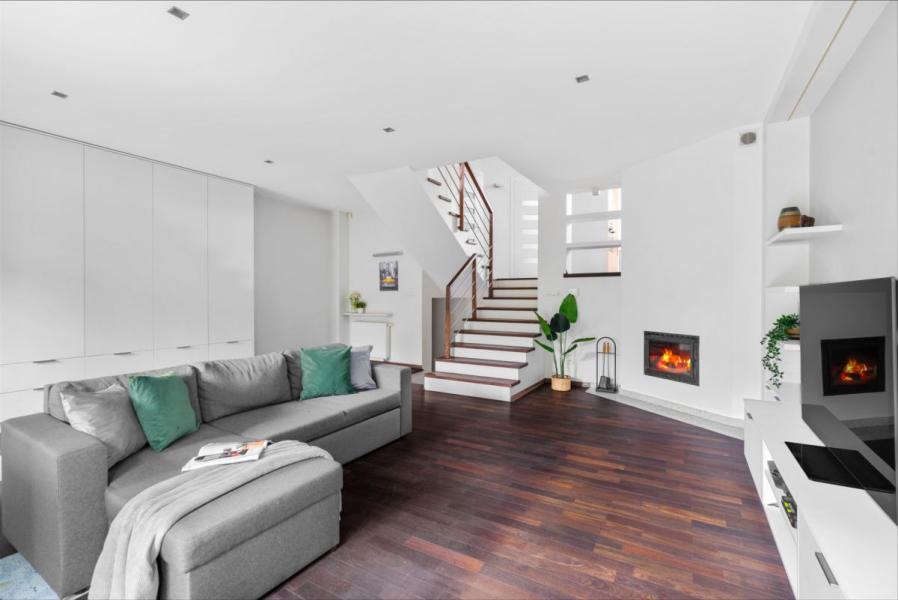 Warszawa Wawer, Nad Wisłą